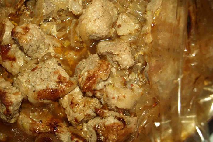 Свинина, запеченная на луковой подушке