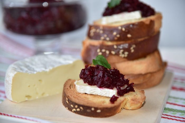 Тосты с сыром и свекольным мармеладом