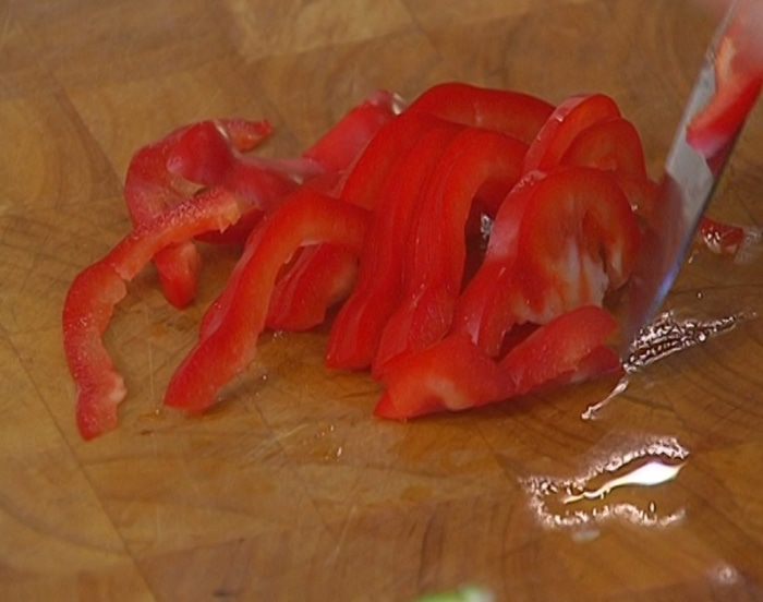 Фриттата с тунцом, кабачком и сладким перцем 