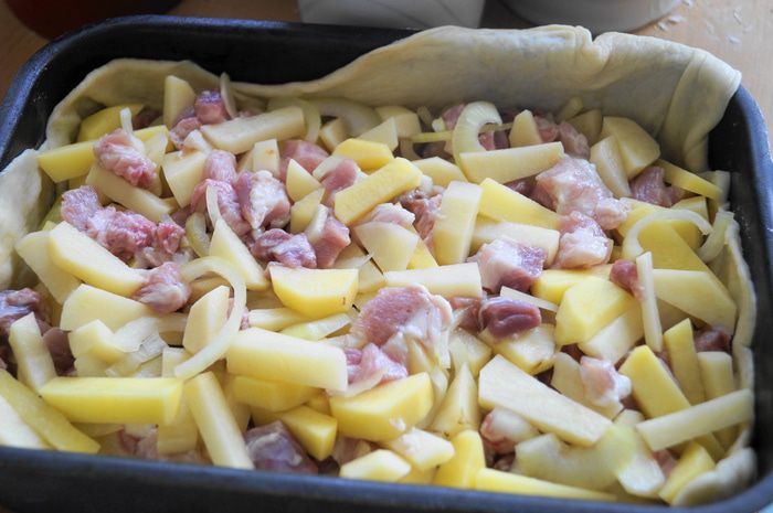 Пирог с мясом и картофелем под сыром