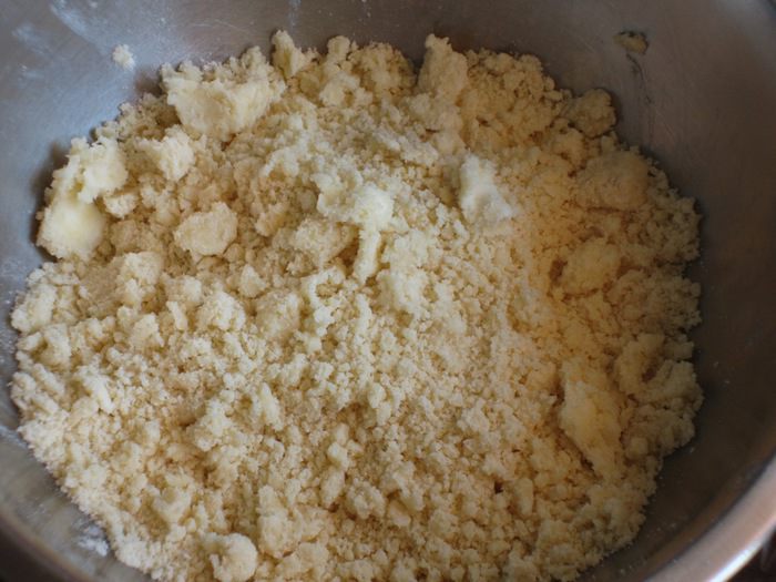 Кростата с клубникой и миндальным заварным кремом