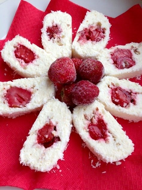 Творожный десерт-рулет с клубникой и миндалем