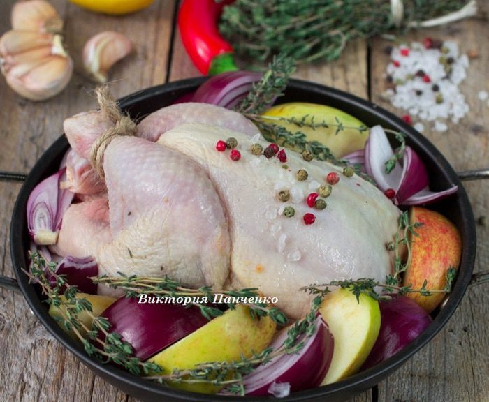 Запеченный цыпленок с красным луком, яблоками и лимоном