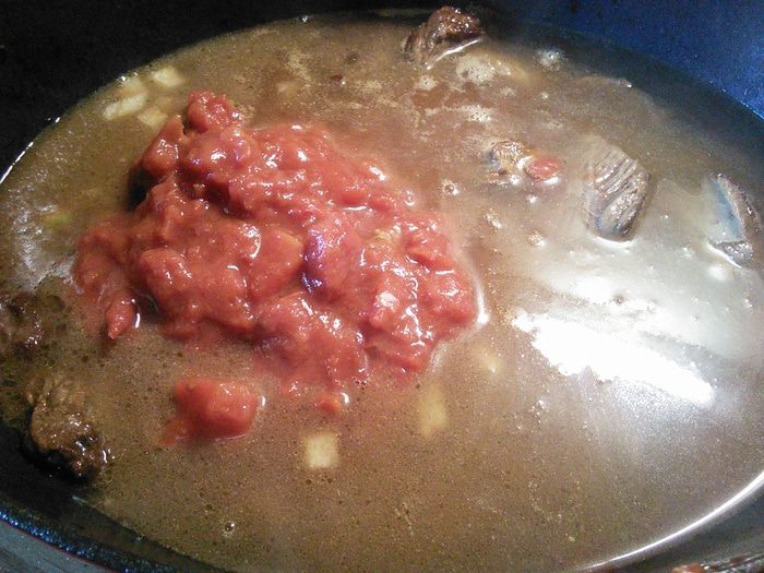 Говядина, тушенная с овощами в остром соусе (Chili-Rindfleisch-Eintopf) 
