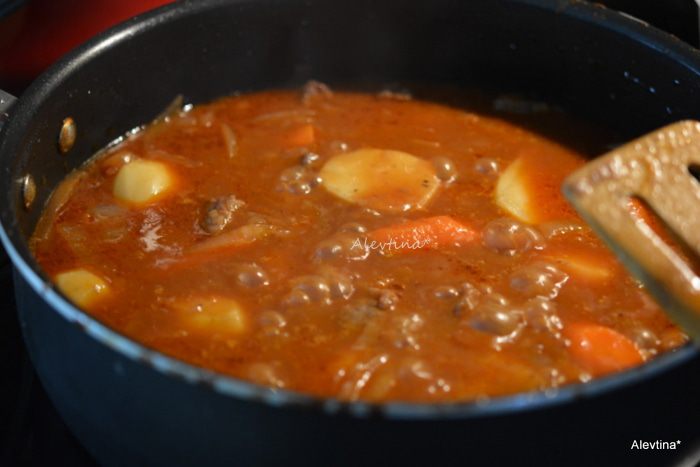 Тушеная говядина с грибами шиитаке и овощами
