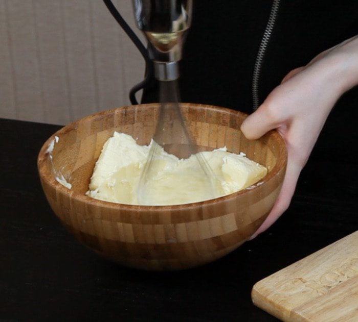 Пряное масло с травами и чесноком