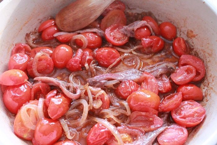 Фокачча с помидорами и анчоусами