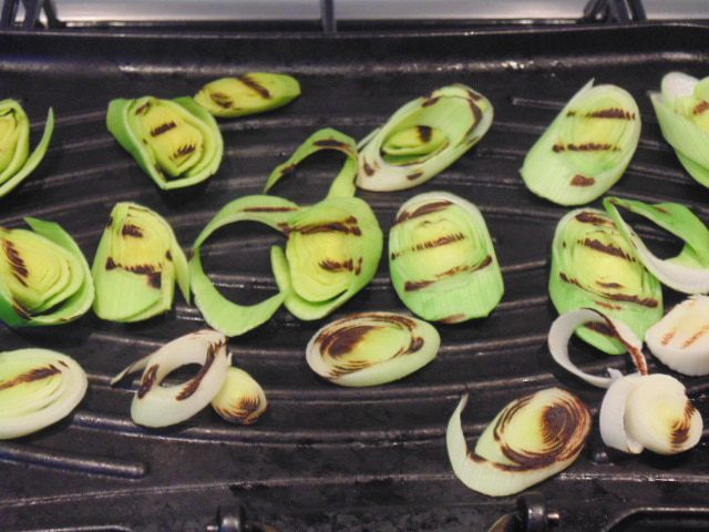 Запеченная в порее дорада с луком-пореем