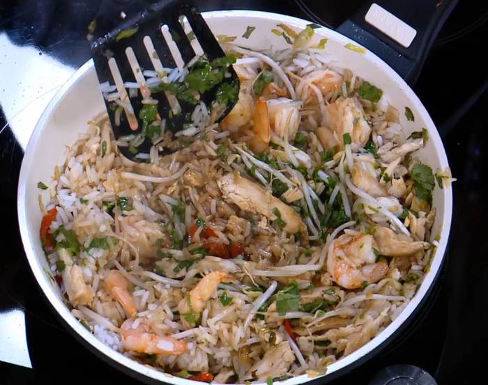 Жареный рис с креветками и курицей, заправленный по-восточному 