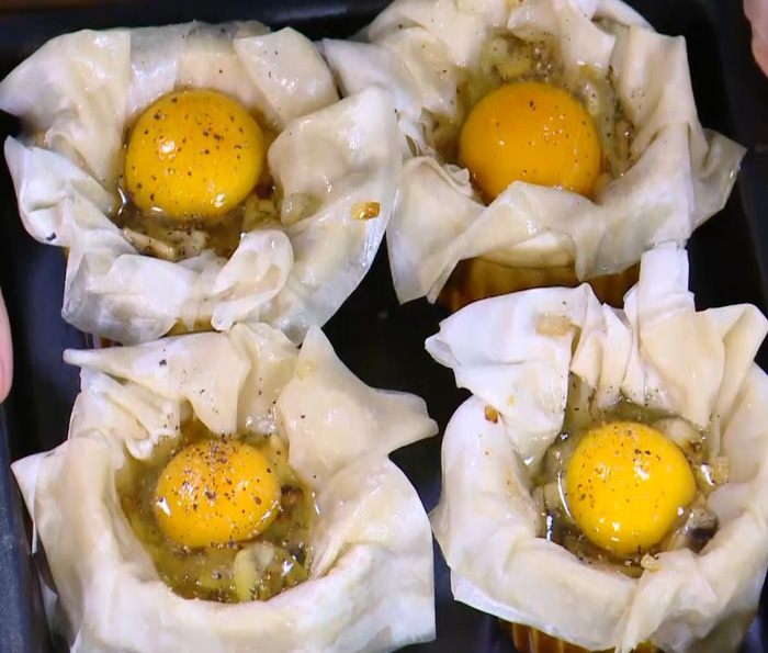 Яйца, запеченные с шампиньонами и луком в тесте фило 