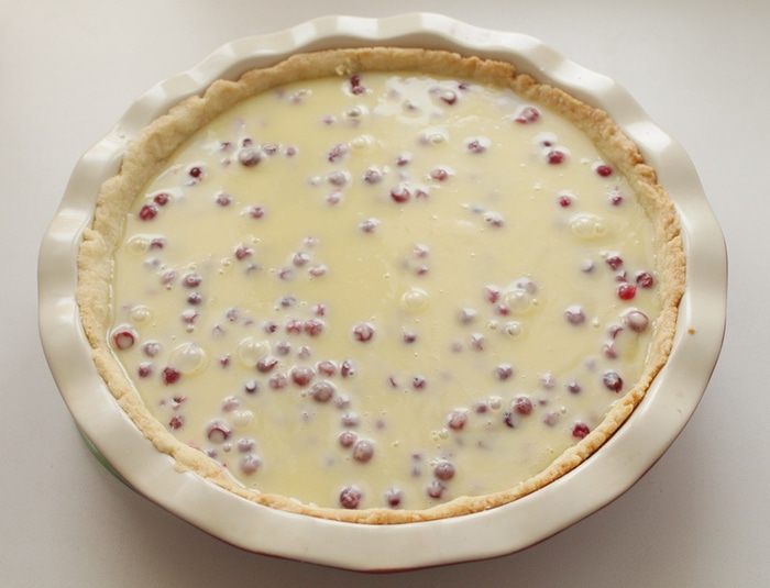 Тарт с белым шоколадом и брусникой