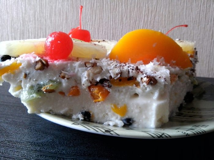 Творожный торт с фруктами, изюмом и орехами