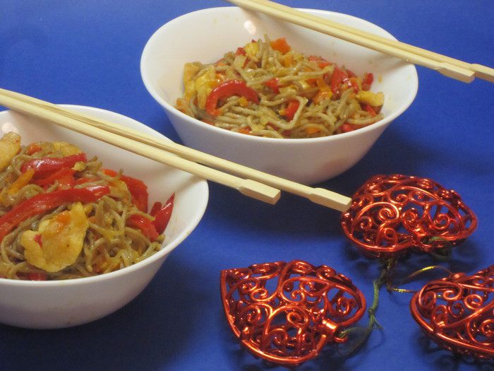 Соба с курицей и овощами