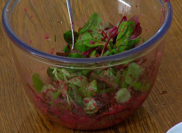 Салат со свеклой, анчоусами и грецкими орехами