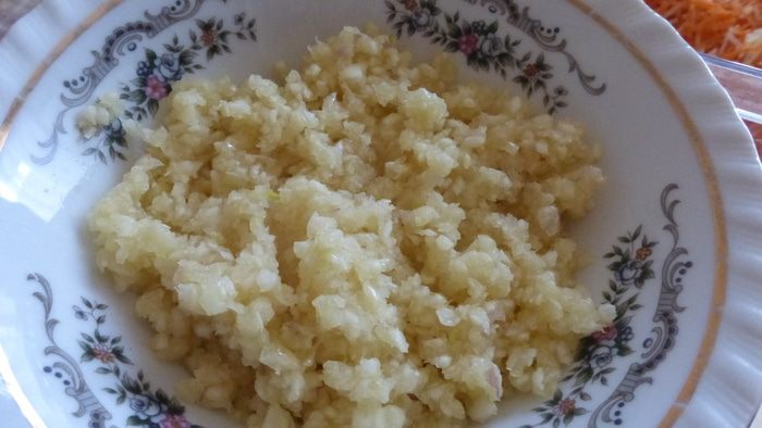 Соленые баклажаны с чесноком, морковью и пастернаком