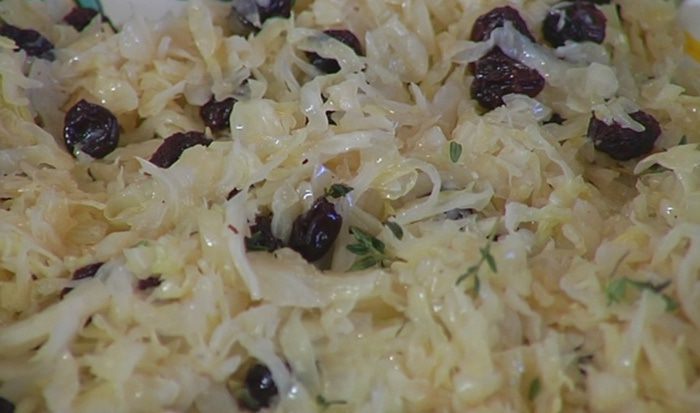 Капуста, тушенная с шампанским и изюмом