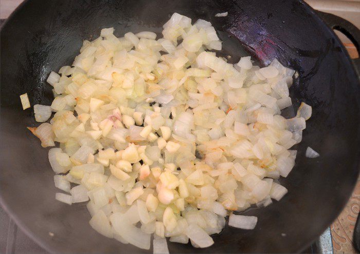 Нежная курочка, томленная в орехово-гранатовом соусе с пряными травами