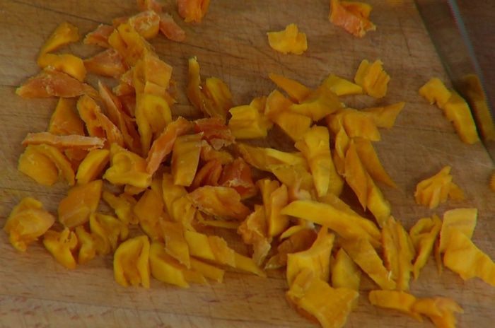 Домашние мюсли с орехами, манго, овсяными и гречневыми хлопьями 