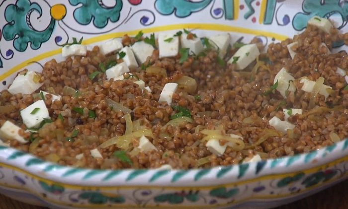 Гречка с перепелиными яйцами и овечьим сыром   