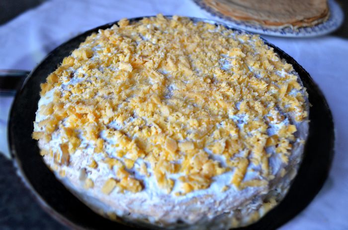 Закусочный блинный пирог с грибами и капустой