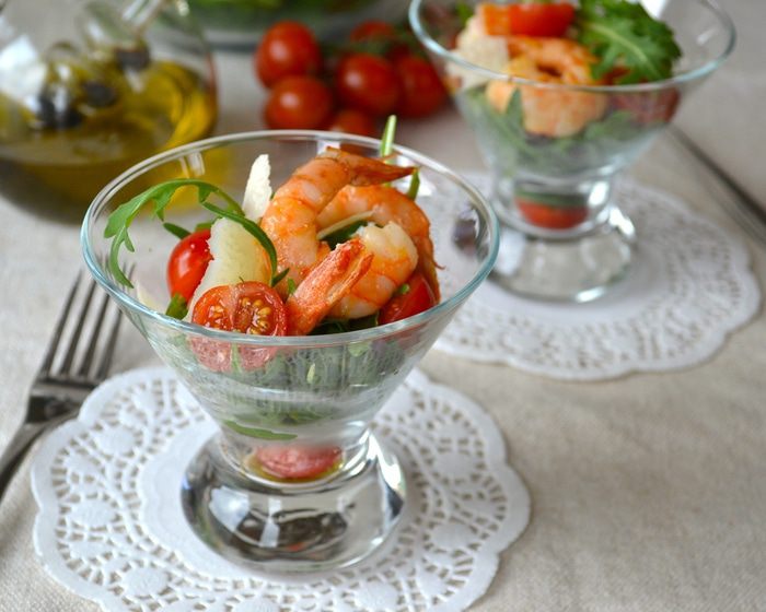 Салат с креветками и руколой