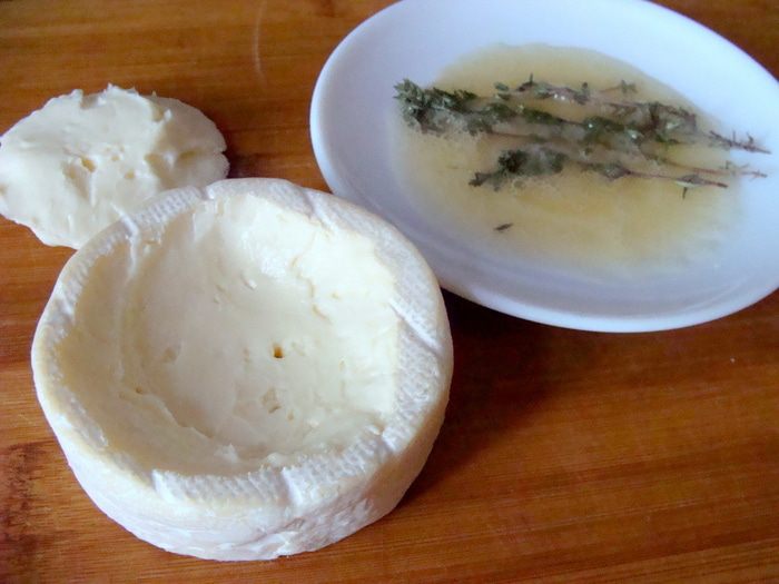Камамбер, запеченный с медом, тимьяном и кешью
