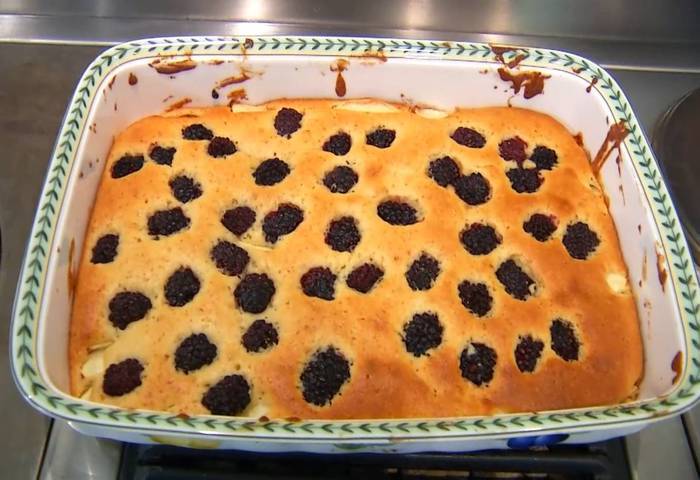 Шарлотка с ягодами