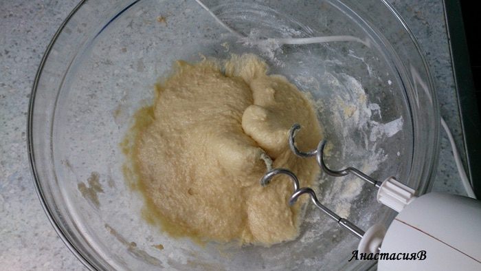 Дрожжевые плюшки с вишней и пудингом