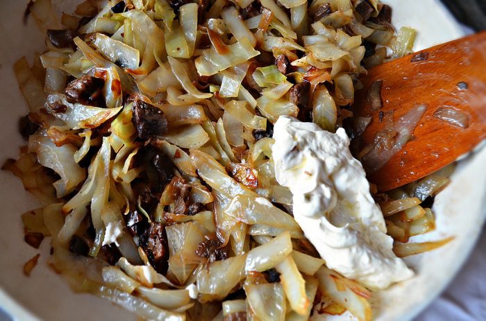 Закусочный блинный пирог с грибами и капустой
