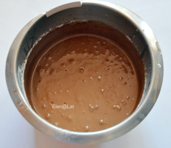 Шоколадные капкейки с грецким орехом с кусочками шоколада