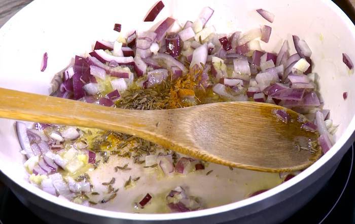 Пряное мясо на листьях цикория 