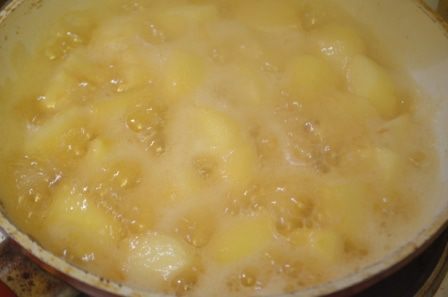 Ароматная куриная печенка с грибами и яблочным чатни