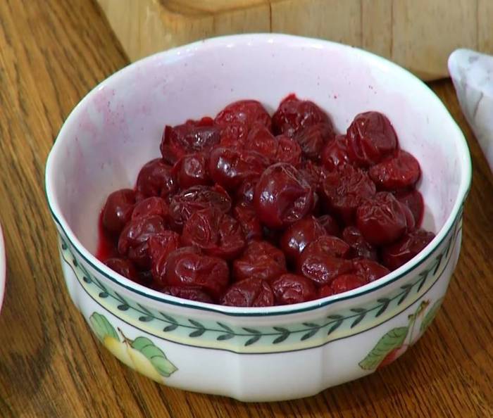 Цыпленок, фаршированный вишней