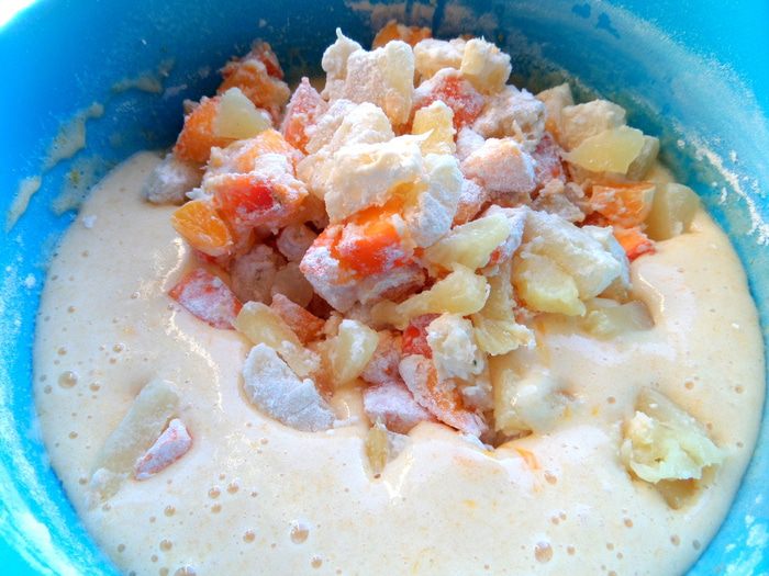 Шарлотка с ананасом и хурмой