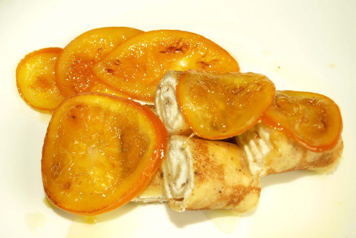 Миндальные блинчики с рикоттой и карамелизированными апельсинами
