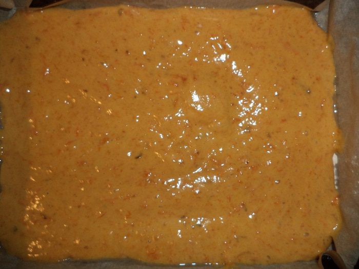 Рулет из бисквитно-тыквенного теста с творожной начинкой