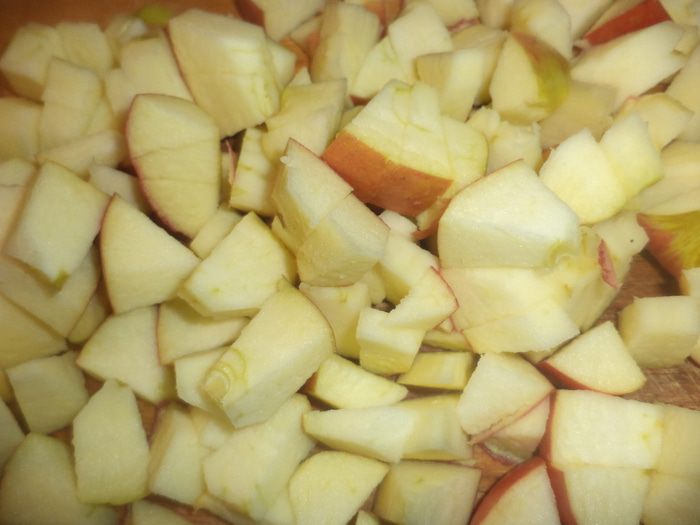 Салат с копченой скумбрией, яйцами, луком и зеленым горошком