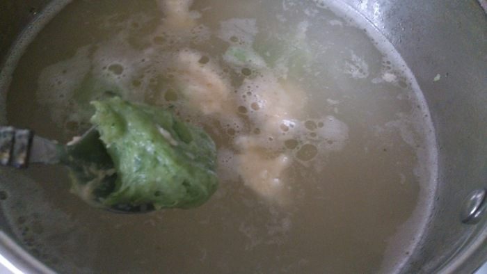 Куриный суп с цветными клецками