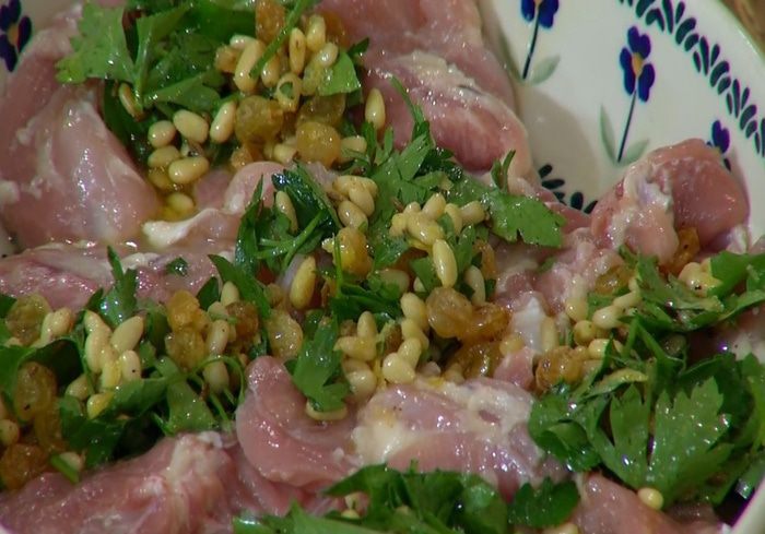 Куриное филе, фаршированное кедровыми орешками и лимоном