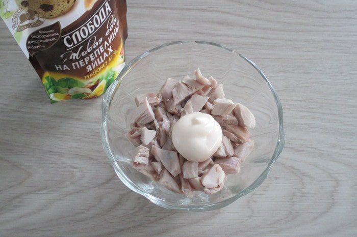 Салат из куриного мяса с курагой