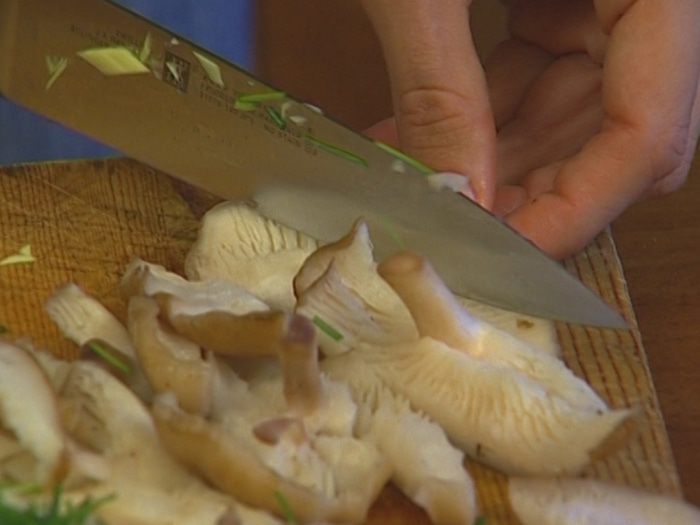 Прозрачный суп с яйцом и луком-пореем