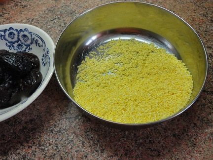 Каша пшенная с черносливом