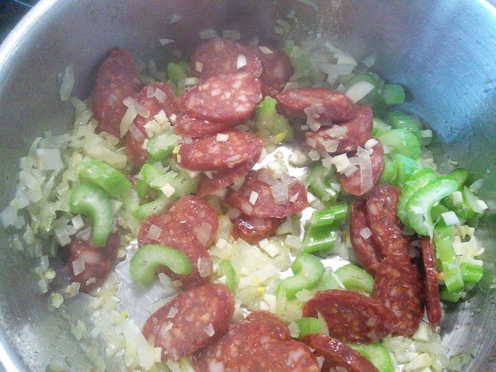 Суп с копчёными колбасками и зелёной капустой 