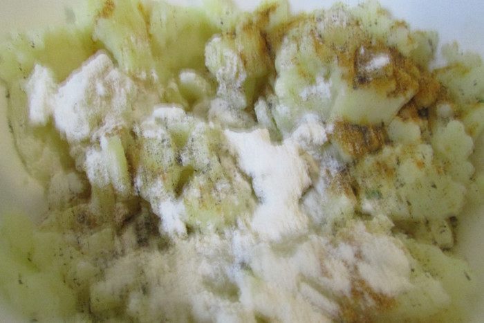 Запеканка из картофеля и цветной капусты с прованскими травами и кунжутом