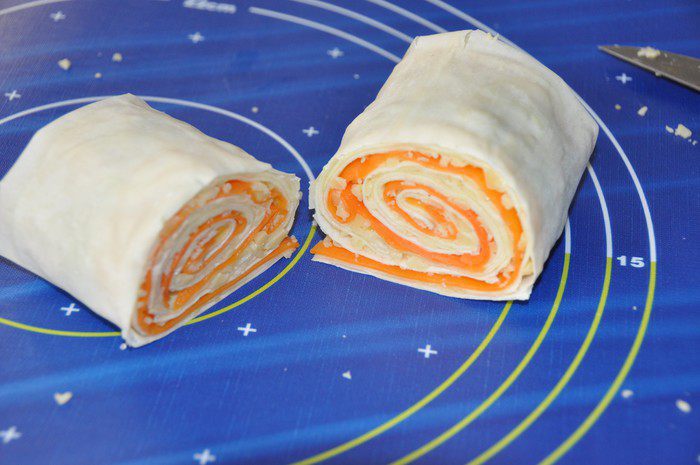 Рулетики из теста фило с молодым кабачком и морковью