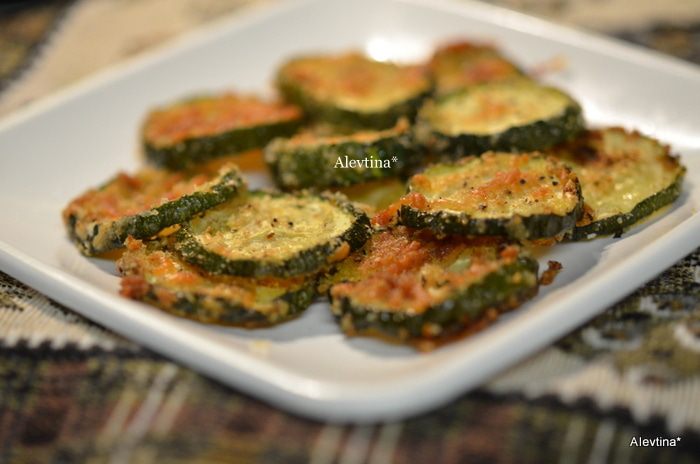 Чипсы из цукини  с пармезаном