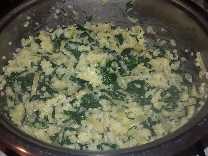 Жареный лосось и кускус со шпинатом