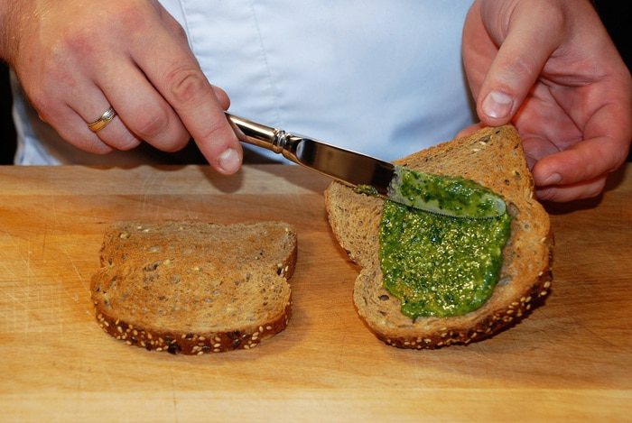 Сэндвич с отварным куриным филе и овощами