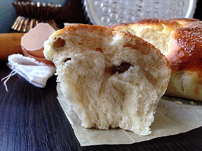 Сдобные булочки с изюмом
