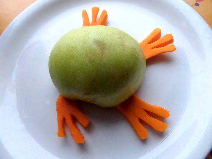 Лягушка из яблока - талисман на удачу